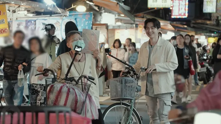 博恩與阿彌陀佛姐一同上街頭體驗唱佛。翻攝《曾博恩》YT