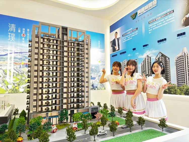 今日活動找台鋼Wing stars啦啦隊成員，亞洲百大DJ妖嬌，與粉絲一起同樂。葉家銘攝