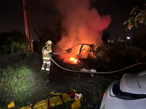 特斯拉國1雲林段衝出車道　墜落橋下斷2截起火燃燒！1死1傷
