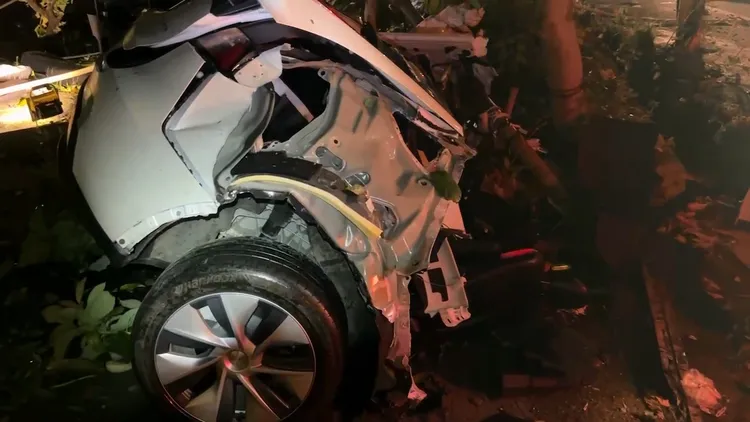 特斯拉墜落國道橋下後斷成2截。民眾提供