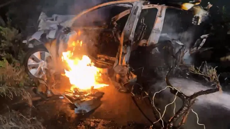 特斯拉斷成2截後，車頭起火燃燒。民眾提供