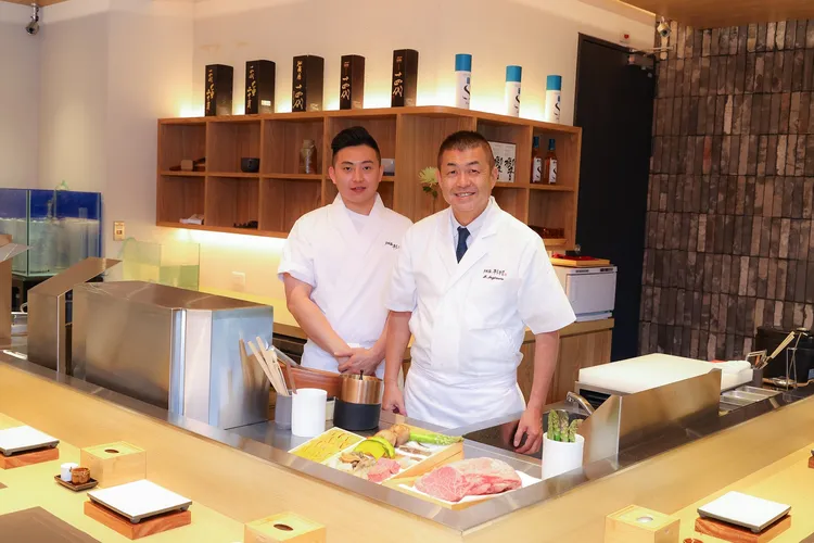 「天婦羅 杉村」，由日本杉村裕史社長(右)攜手海外唯一傳承人的台灣主廚陳威翰(左)，傳承「旬技」工法精神。業者提供