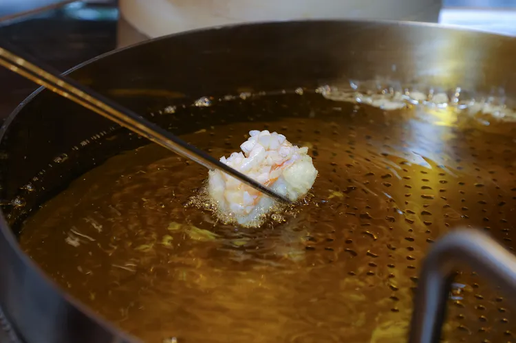 杉村社長堅信在天婦羅的世界裡，精準掌控溫度是一門藝術。業者提供