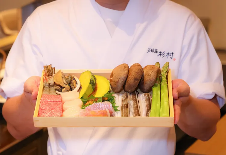 「天婦羅 杉村」海外首店的台灣限定菜單，嚴選台灣在地蔬菜和日本空運海鮮等食材入菜。業者提供