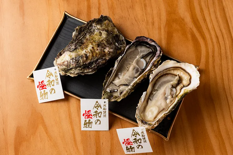 來自日本岩手縣直飛空運的生蠔「令和怪物」，驚人飽滿豐潤的肉質，於炸製中體現精確的控溫及麵衣調配。業者提供