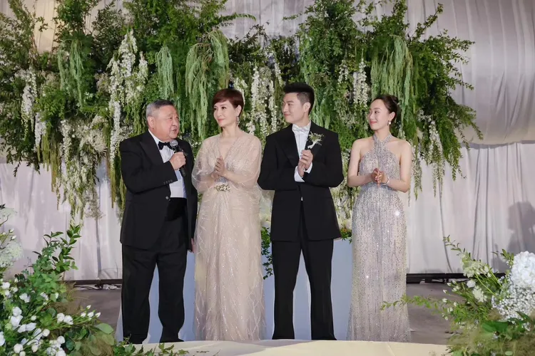 一家人上台接受祝福。