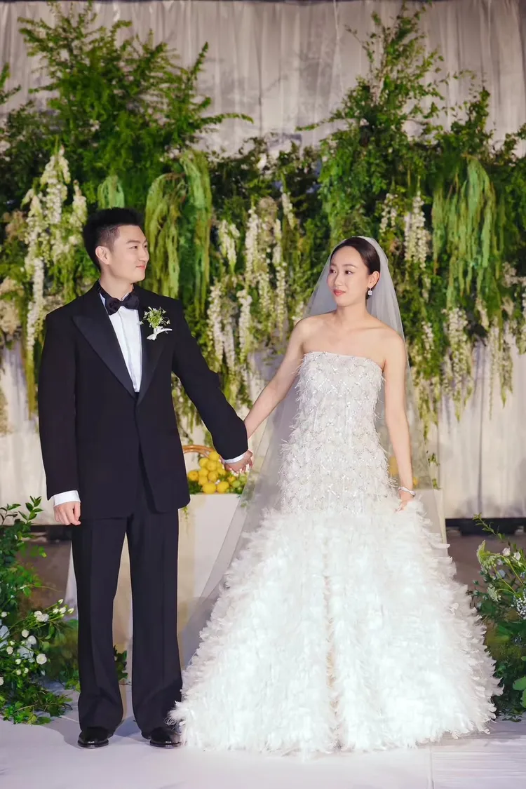 新娘禮服也是出自林莉婚紗。