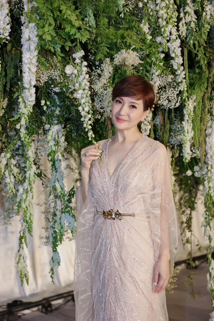 方芳芳仙氣飄飄。