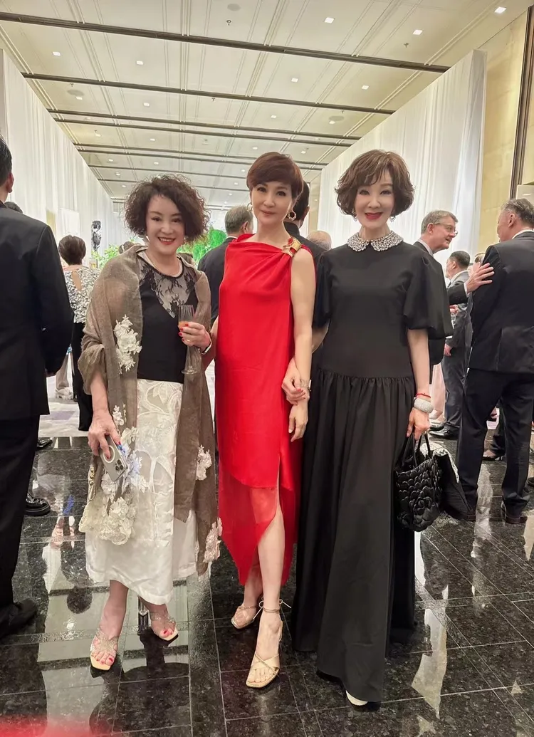 方芳芳（中）大紅喜氣與夏台鳳（右）、韓湘琴合照。