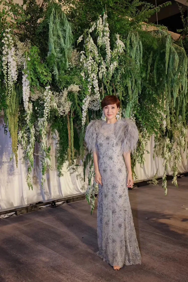 方芳芳時髦大氣。