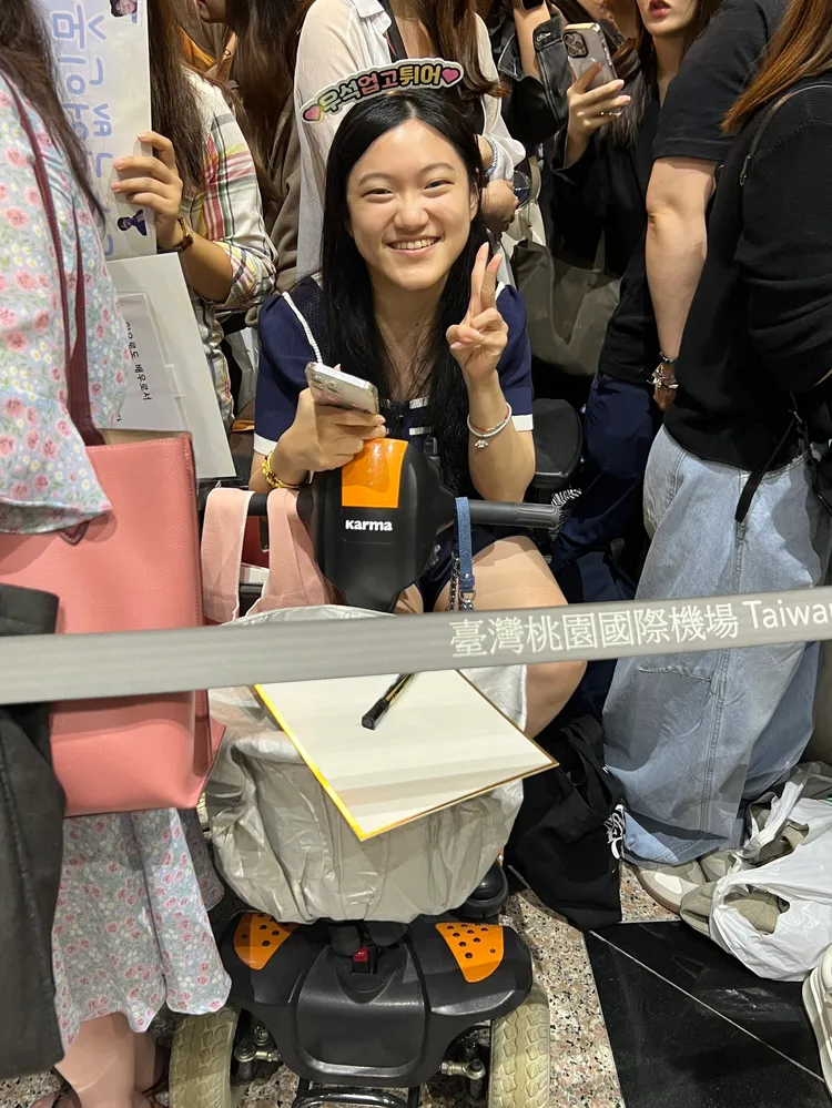 27歲的紫萱罹患腦性麻痺，昨天坐著輪椅到桃園機場接邊佑錫的機。陳薇安攝