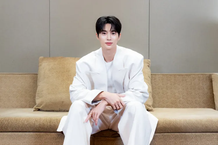 邊佑錫看到坐輪椅的粉絲的照片後，直接喊「小率」。藝凱娛樂提供