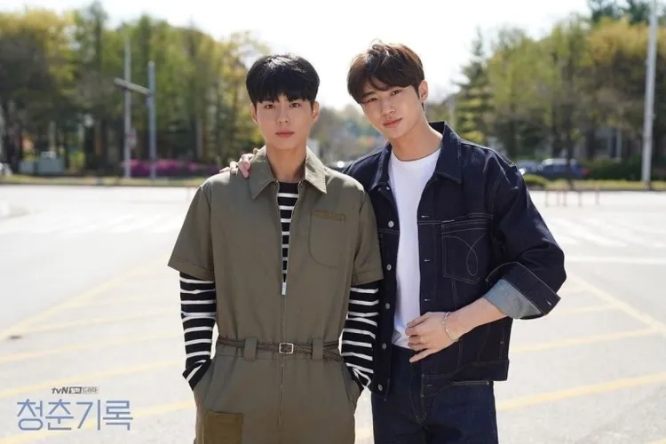 邊佑錫（左）、朴寶劍合作過《青春紀錄》，最近去看他主演的電影《Wonderland》看到哭了。翻攝tvN