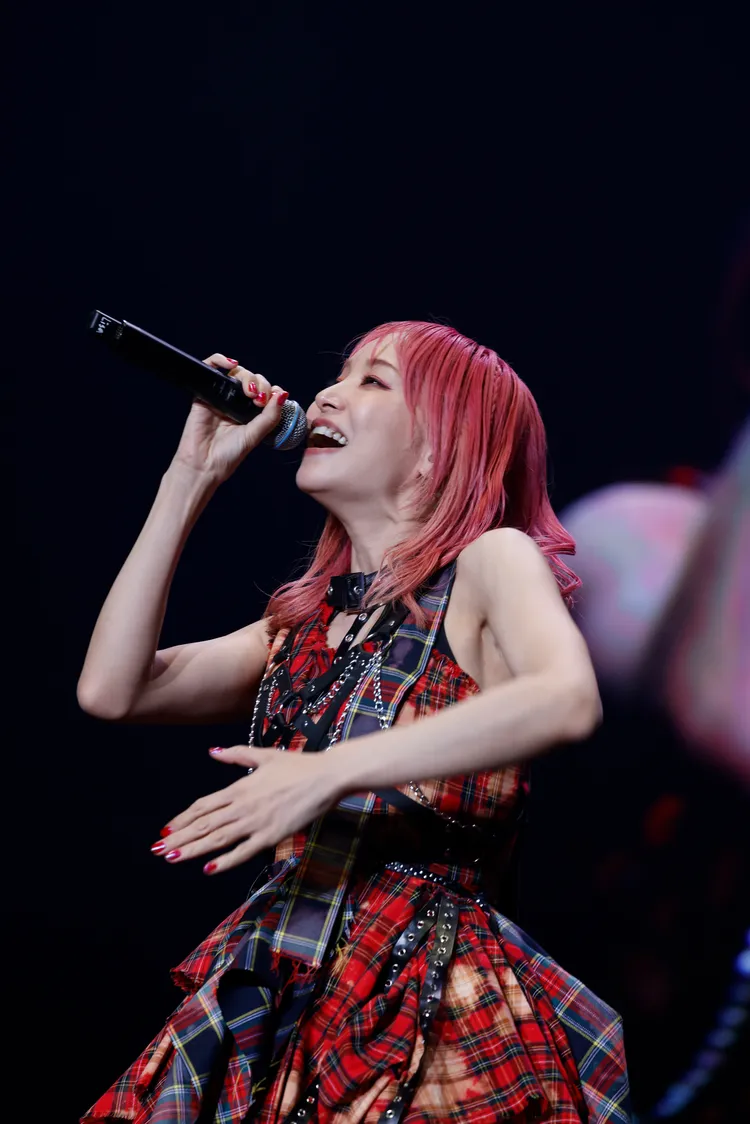 LiSA不只演唱自己的代表歌曲，還帶來偷偷準備的《天黑黑》。好玩國際文化提供