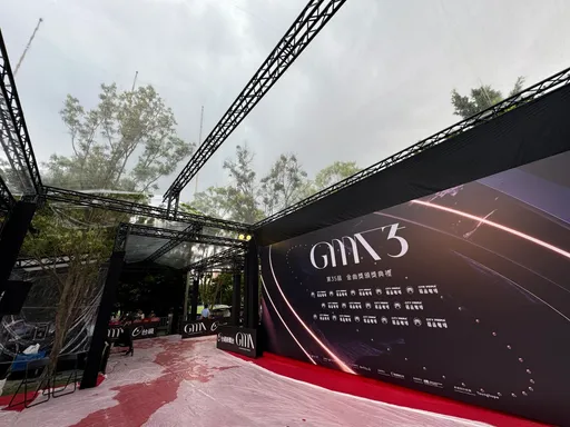 金曲獎紅毯啟動雨備　傾盆大雨澆不熄許富凱、麋先生婆媽粉絲熱情