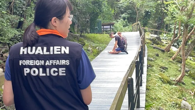 Ralf Klausnitzer的兩名兒子在太魯閣尋親跪地祈禱。警方提供