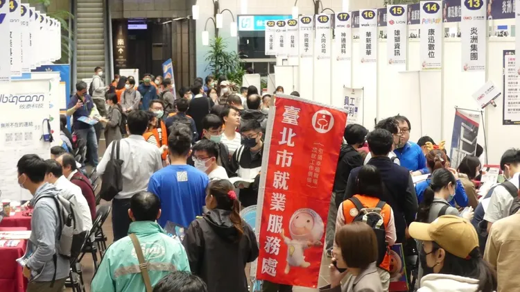 北市府今（29日）於市政大樓1樓中庭舉辦「百工百業，飛黃騰龘」聯合就業博覽會。北市府勞動局提供