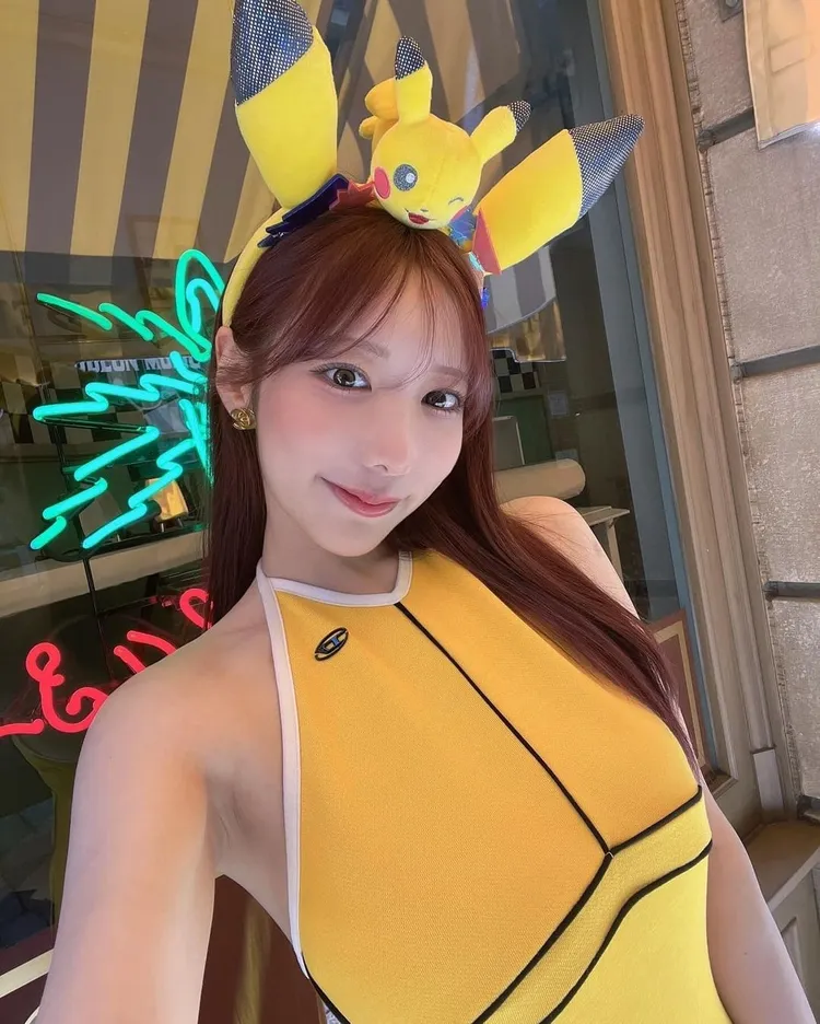 小宵虎南扮性感皮卡丘，暢遊環球影城。取自小宵虎南IG