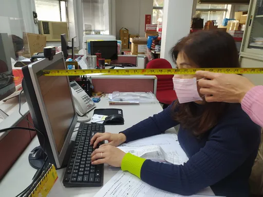 每人每年補助10萬元!北市中高齡勞工受惠 大尺寸螢幕、放大鏡都可添購