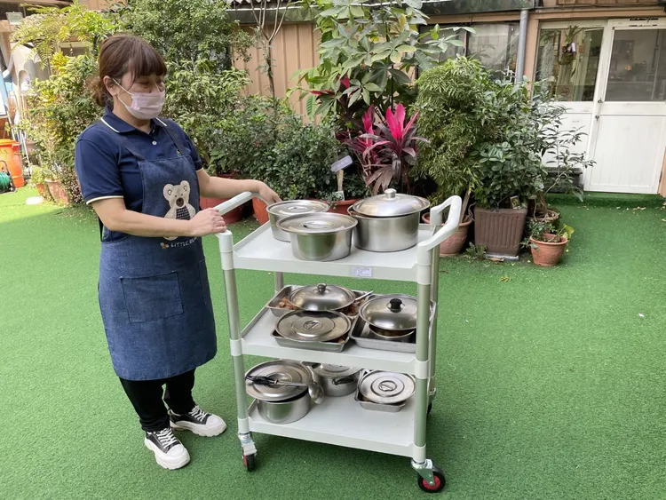 中高齡廚工能以餐車運送餐點減緩職業傷害。北市勞動局提供