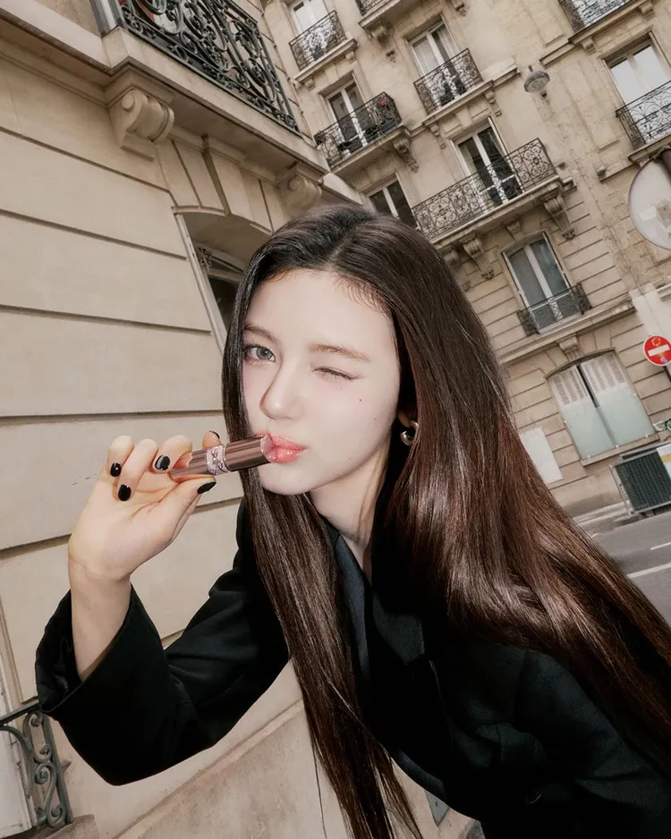 Danielle抹上YSL全新情挑誘光潤唇膏#44。品牌提供