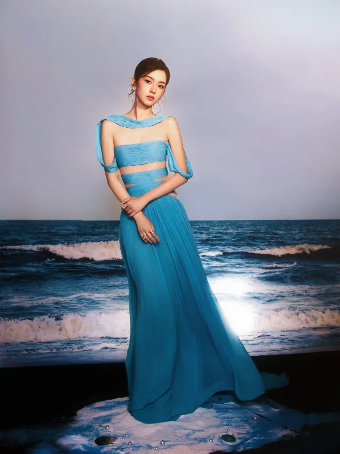 周也13日穿水藍色禮服亮相電影活動。翻攝周也資訊站微博