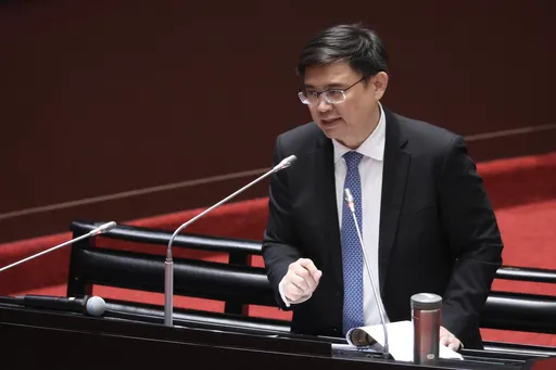 民眾黨稱「依序即時問答」非「即問即答」　綠委開嗆：文盲嗎？