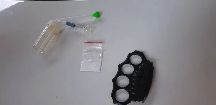 王男車上搜出毒品與手指虎。翻攝畫面