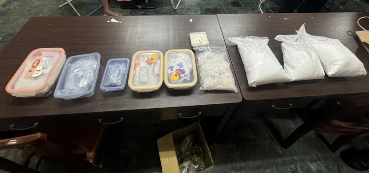 檢警還查扣6.5公斤疑似毒品的不明粉末。民眾提供