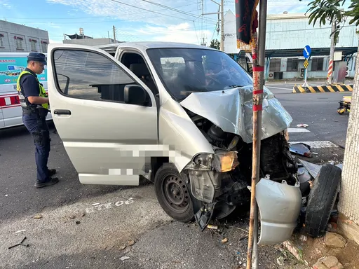 嘉義東石2車碰撞釀1命危3傷 小貨車噴飛撞民宅圍牆