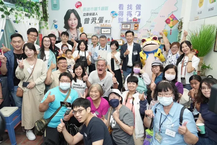 柯文哲偕妻子陳佩琪2日來到高雄，與小草們同搭遊覽車「趴趴走」。民眾黨高雄市黨部提供