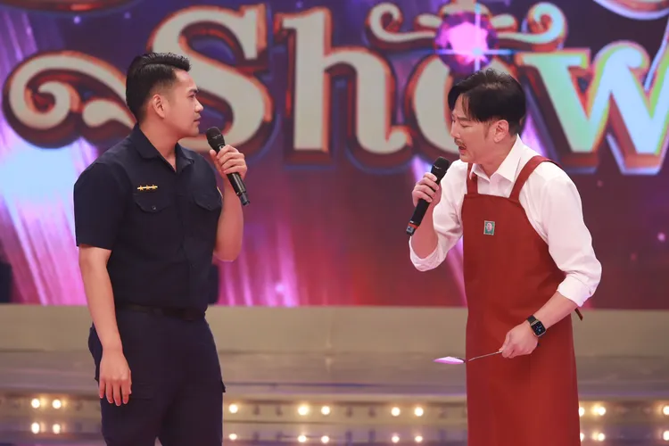 陽帆（右）短劇演出女兒被愛情詐騙，表情相當苦惱。民視提供