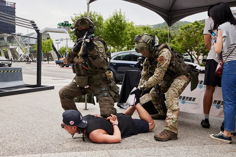 台灣除暴特勤隊受邀到首映會現場示範。索尼影業提供