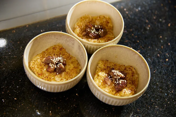 到HAYASE日本料理鐵板燒絕對不能錯過HAYASE炒飯、仙台味噌椀，粒粒分明的米飯在鐵板高溫下翻炒，加入和牛肉筋，帶點焦脆鍋巴口感，令人食指大動。業者提供