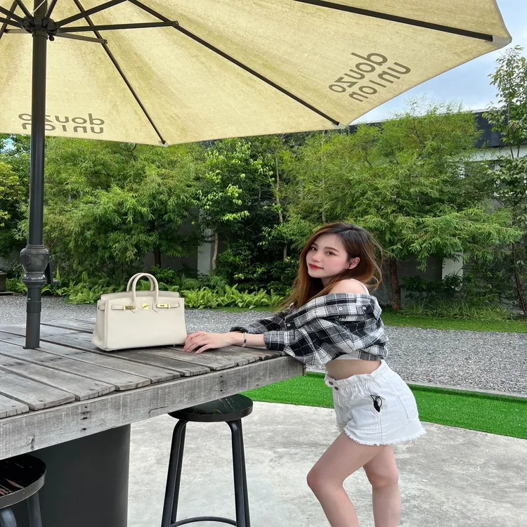 沈允兒平日有早午兩場直播，在平平淡淡的歲月裡，希望有幸能運見各位朋友。