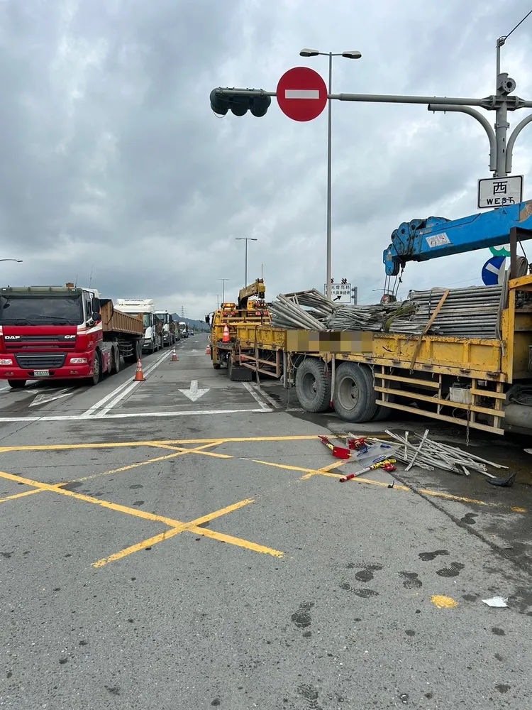 警方初步研判，大貨車疑因闖紅燈肇事。讀者提供