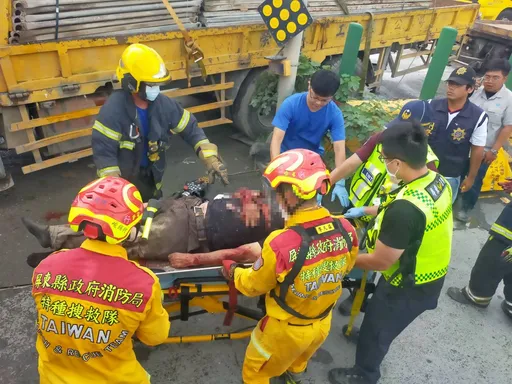 大貨車疑闖紅燈攔腰猛撞砂石車 司機斷魂!2乘客手腳骨折