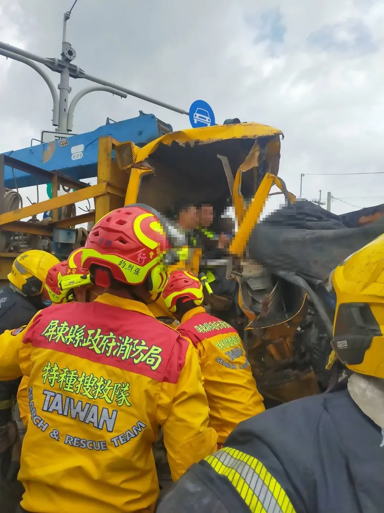 警消破壞車體，救出司機與2名乘客。讀者提供