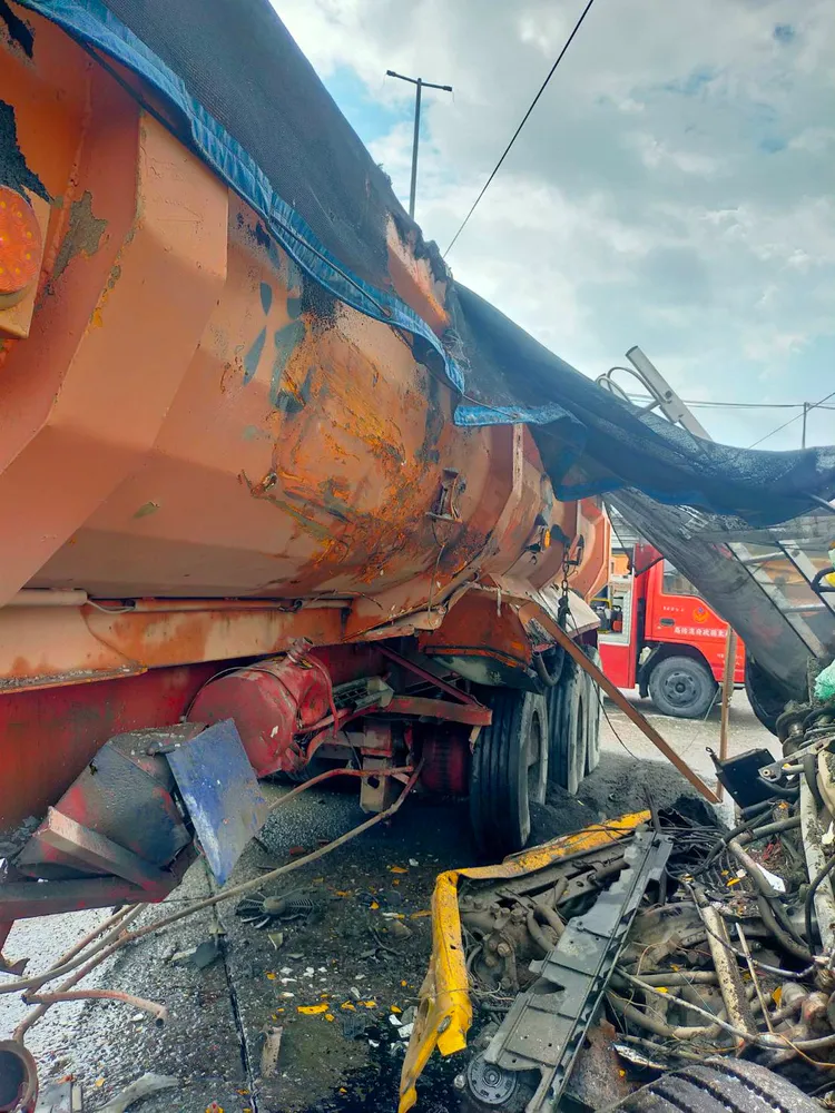 大貨車車頭陷落。讀者提供
