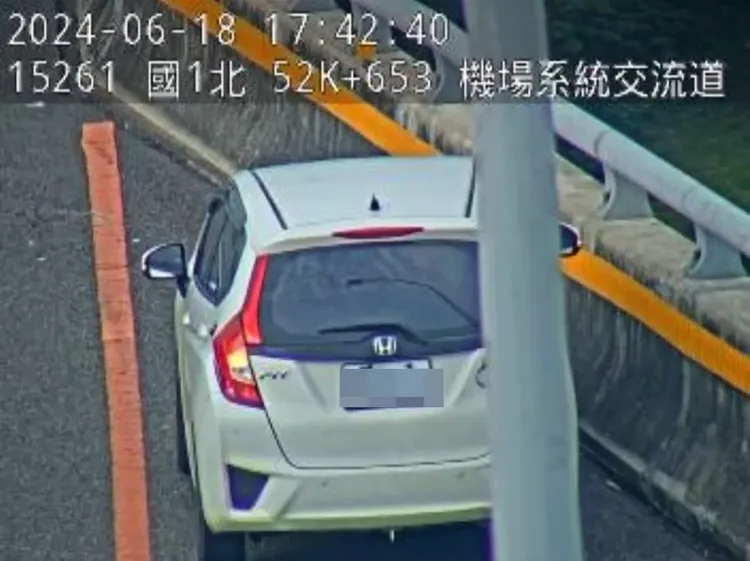 男駕駛把車停在五楊高架避車彎。翻攝畫面