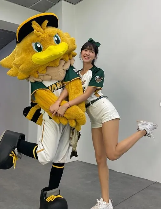 安之儇（右）與吉祥物TAKAO。翻攝自安之儇IG