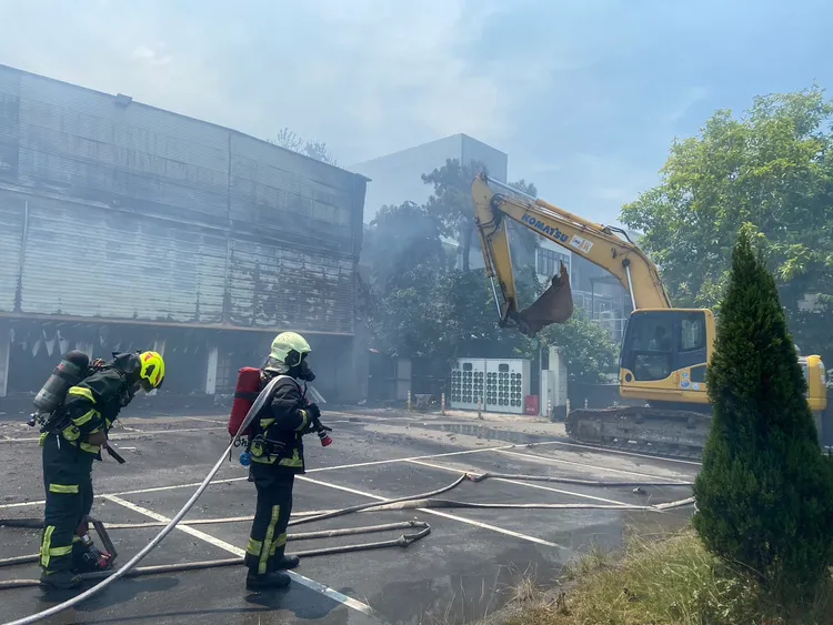 苗栗千葉火鍋大火，近400坪店面燒光光，初估損失數千萬。苗栗縣消防局提供