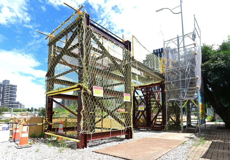 機場捷運A7站區外道路新闢工程」防墜措施。桃園市府提供