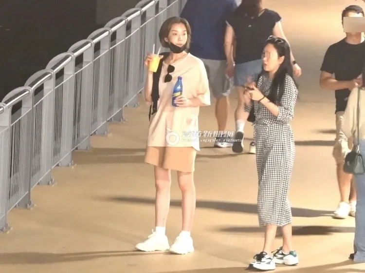 友人幫忙拍完照片後，蔡淑臻（左）一同走回市集。特勤中心攝