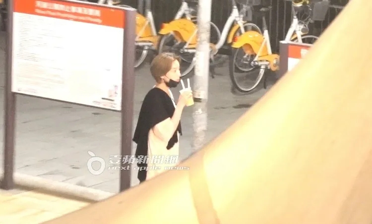 蔡淑臻拿著一杯飲料在關渡碼頭隨意逛逛。特勤中心攝