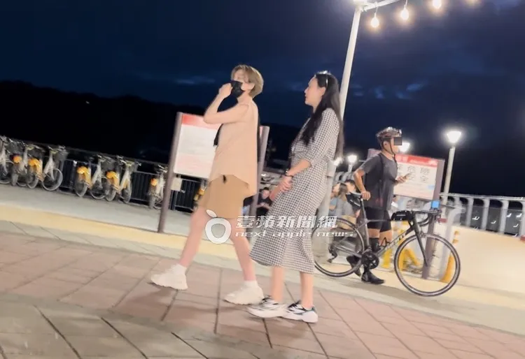 蔡淑臻（左）與友人閒逛關渡貨櫃碼頭，享受單身生活。特勤中心攝