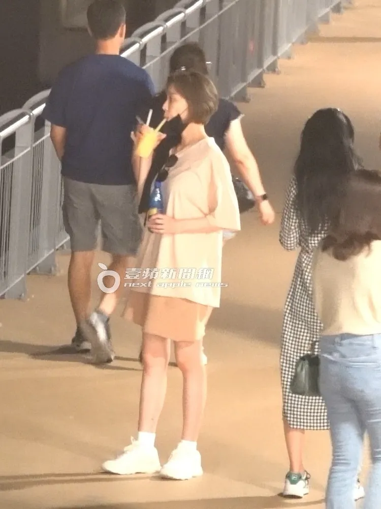 蔡淑臻走到關渡碼頭橋上，欣賞關渡夜景。特勤中心攝