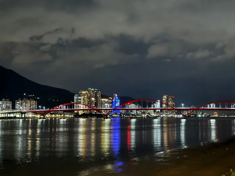 夜晚的關渡碼頭沿岸風景相當漂亮，可遠眺關渡大橋及淡水、八里台北港夜景。特勤中心攝