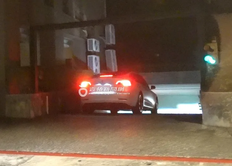 蔡淑臻開著175萬元特斯拉新車，獨自返回南港4700萬元小豪宅。特勤中心攝