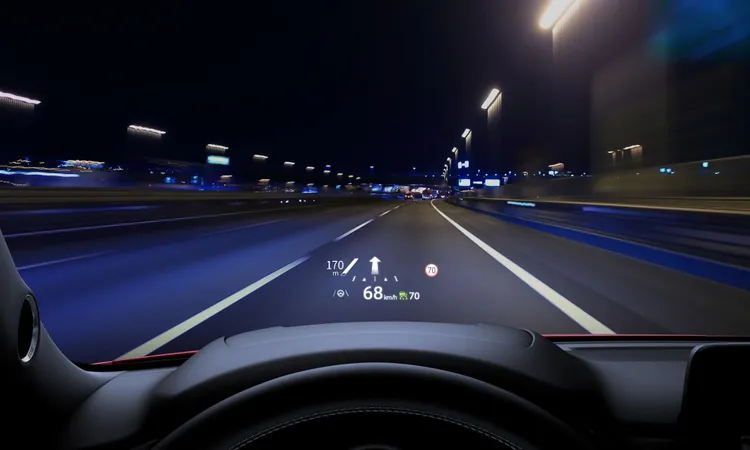 主力車型20S SELECT PLUS限時升級支援前擋投影式全彩HUD速限提醒輔助及車道指引輔助的Mazda CONNECT-NAVI進階衛星導航系統。業者提供